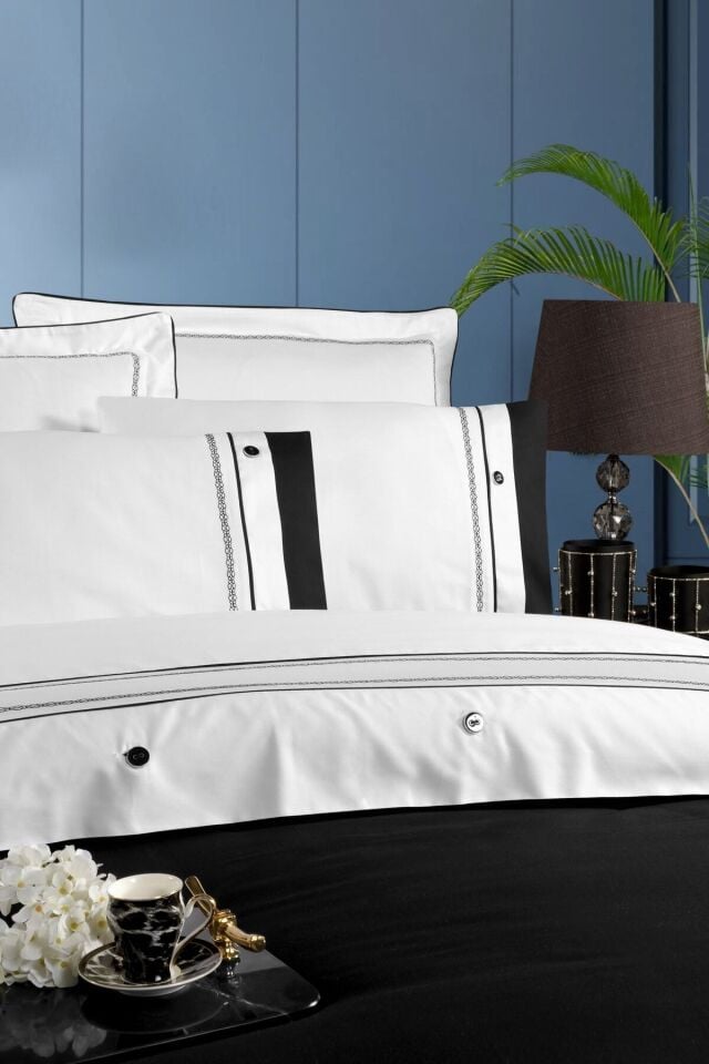 Octavia Pamuk Saten Nevresim Takımı – King Size XL, Lastikli Çarşaflı, Siyah-Beyaz Süğme Detaylı